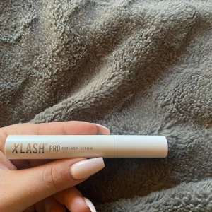 X-lash  - Säljer mitt  x-lash 6 ml. Använt 3 gånger men använder lösögonfransar så känner att jag kan sälja det istället🤍 köpte för 699 kr
