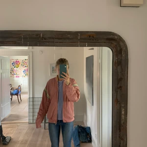 Adidas Stella McCartney träningsjacka  - En jättesnygg och cool träningsjacka från Adidas Stella McCartney. I storlek XS men den hade även passat en S. Pris för frakt kan tillkomma💗❤️☺️