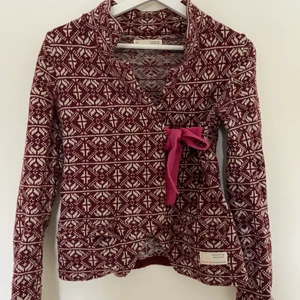 Odd Molly kofta  - Odd Molly omlottkofta, vinröd/vit.