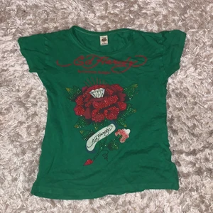 Ed hardy - Säljer min Ed Hardy tröja, nästan alla diamanter kvar. Säljer pga inte min stil längre☺️
