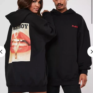 Playboy hoddie - Vill sälja min Playboy hoddie då jag tycker den är för oversized å vill köpa en stl mindre. Jag köpte min för 500 på missguideds hemsida. Jag säljer för 300 nu då den är på rea å det är vad den kostar ny. Men vi många intresserade blir det budgivning, skriv privat för egna bilder!!!❤️❤️