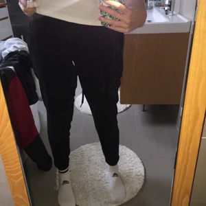 Svartglittriga mjukisbyxor - Svarta och glittriga mjukisbyxor från AMISU, tror de är köpta på NewYorker. Storlek 38. Köpta för nåt år sedan, men använda väldigt få gånger sedan dess så i finfint skick. 