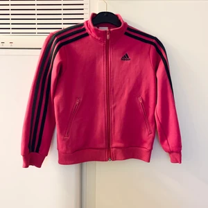 Adidas kofta barn - Adidas kofta, Str: 128, Modell: Barn, Skick: använt skick (se sista bilden), Pris: 150kr.  Kolla gärna in mina andra inlägg, Vid intresse av fler varor så fixar jag ett bra paketpris! 