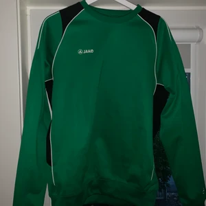 Sweatshirt  - Asball grön sweatshirt. Materialet syns bäst på sista bilden, och den är lite grönare i verkligheten💚 Sitter snyggt oversized på mig som är s/m! 