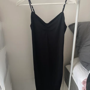 Figursydd Klänning - Klänning från BikBok, använd fåtal gånger.