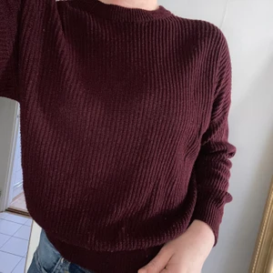 PULL&BEAR - Fin vinröd tröja från PULL&BEAR. 