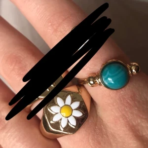 Ringar - Guldfärgade ringar med olika motiv. 50kr per ring 