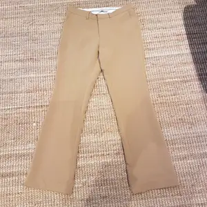Light brown suit pants from Neo Noir. Worn twice, but they're just too long for me. I'm 158cm. 