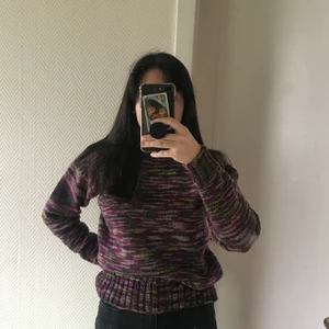 Handstickad mysig sweatshirt - Handstickad tröja som jag fyndade på secondhand! Tänk också på att färgen på bilden kan vara annorlunda från den riktiga varan🌸 Jag har vanligtvis storlek 38/M, den här tröjan sitter fortfarande oversized på mig!!