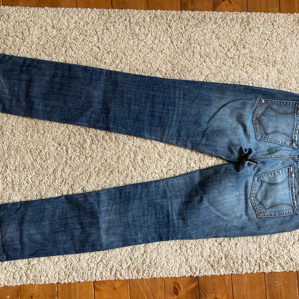 lågmidjade raka jeans ifrpn gina tricot! gammal modell!💗💗 har inga bilder på då de är förstora för mig som är en XS! längden är dock bra (lite långa) på mig som är 165 och har en innerbenslängd på 75cm💗💗💗 . Jeans & Byxor.