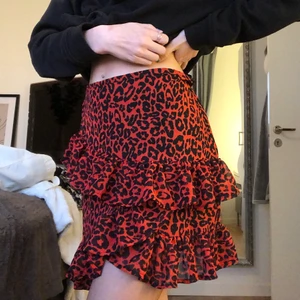 Röd leopard kjol - Snygg röd kjol med leopard mönster! Köpt på bikbok för två år sen men knappt använd! Storlek XS🥰 buda! Frakten inkluderas ej i priser utan är 66kr  ! Köp direkt för 300 + frakt