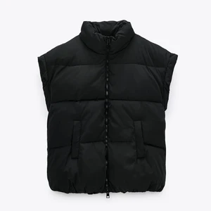 Zara väst - Intressekoll på denna snygga oversized väst från Zara, den är slutsåld, storlek M✨ oanvänd med prislapp kvar