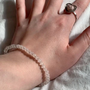 Rosenkvarts armband och ring med hjärta - Säljer dessa två, man kan köpa antingen separat eller tillsammans, armbandet med små pärlor i äkta rosenkvarts : 100kr 💗 ringen med hjärta: 50kr 💕🌛 