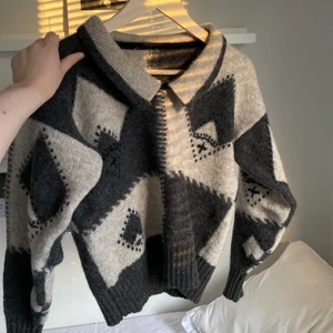 Stickad tröja  - Jättefin stickad ”dark academia” liknande tröja i mörkgrått och ljusgrått/beiget, gullig krage på som ger lite ”proper” känsla. Den är i ull så den är varm och skön, jag tycker inte att den sticks men skulle man tycka det kan man tvätta i balsam eller ha tex en polotröja under 💗 Bra skick, för referens på bilden så brukar jag ha S på tröjor, skulle uppskatta denna till XS/S! Spårbar frakt tillkommer på 66 kr 🍁 