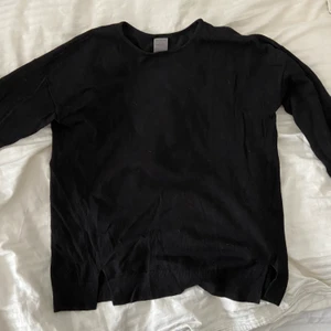 Basic svart tröja - Vanlig basic tröja. Använt fåtal gånger så i bra skick, köparen står för frakten💕😜