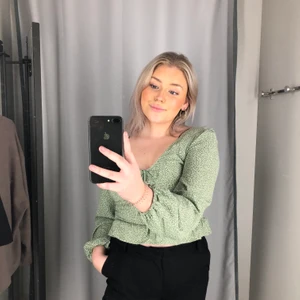 Blus - Superfin blus perfekt nu till våren/sommaren!! Aldrig använd, storlek M. 99kr + frakt 