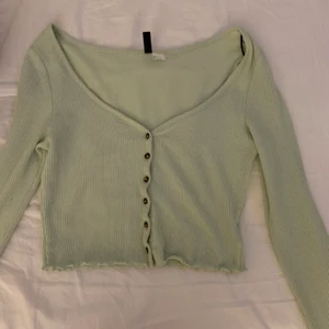 Grön topp med knappar - Grön topp med knappar från h&m. Knappt använd! Storlek s