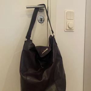 Väska  - Säljer denna super snygga väska, köpt second hand.