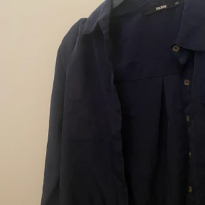 Skjorta - Säljer denna super fina tunna skjorta i fin blå färg. Aldrig använd då de va fel storlek. 