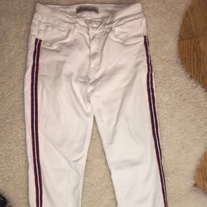 Zara basic jeans med färgstrips längst längderna - Vita zara jeans med färgstrips på sidorna! Sjukt fräcka men tyvär för små för mig 