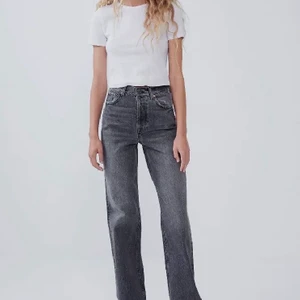 Zara jeans😍😍 - Ett par jätte populära och trendiga jeans den zara! Säljer för de har blivit för små för mig :(❤️ jag är 162 