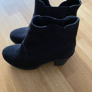 Svarta stövletter  - Svarta stövletter, i princip oanvända 