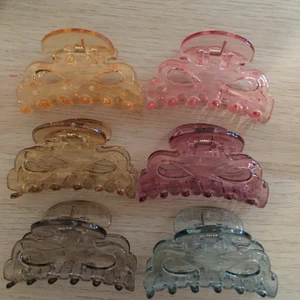 Hårklämmor 7kr styck - 6 stycken klämmor som jag säljer 7kr styck. Det är bara dom jag har så skriv privat vilken färg du vill ha så fixar jag ❤️ swipa för att se vilka som finns 😌