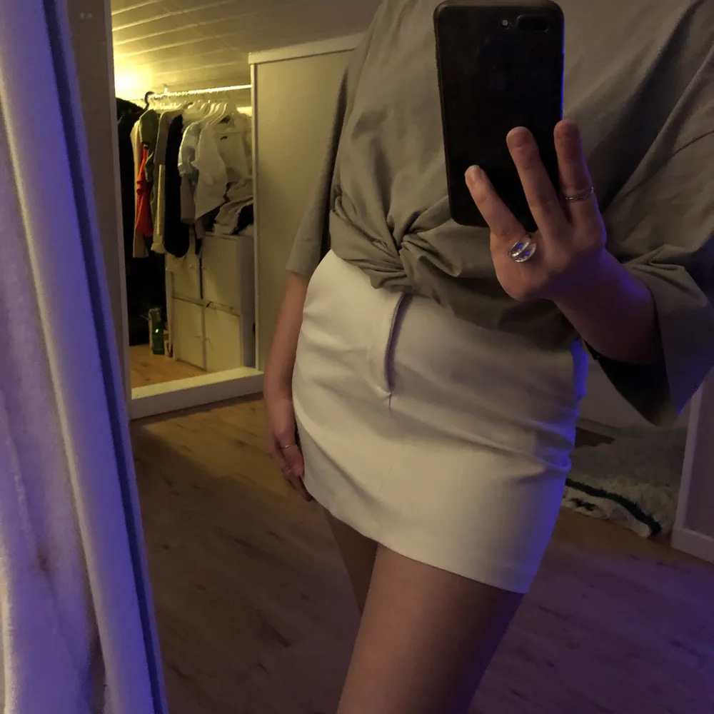 superfin gräddvit kjol från zara i storlek S som jag köpte förra sommaren, säljer för att den inte har kommit till användning. använd 1-2 gånger bara 🤍 köparen står för frakten . Kjolar.