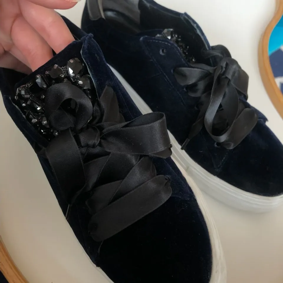 kennel & schmenger skor i mörkblå. Använt Max 5 gånger, dom är som helt nya. Köppte dom för 2000kr❤️😗. Skor.