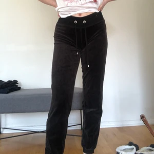 Svata velour mjukisbyxor - Cubus svarta velour mjukisbyxor, bra skick.