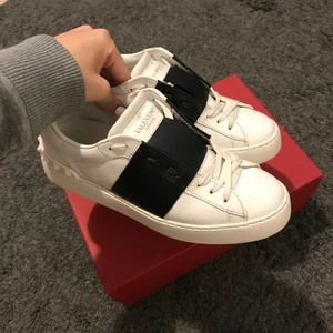 Valentino Skor - Hej❤️Detta blir min första annons☺️ jag säljer mina hyfsat nya och äkta valentino skor. Dem är i super fint skick. Jag väljer att sälja dem eftersom jag vill köpa ett par nya. Om du vill ha fler bilder så får du gärna skriva till mig privat. Skorna är i storlek 36 men passar mig som har 37. Jag köpte dem för ca 5000 och säljer för 3500💕 Skorna skickas med spårbar frakt.💕  Boxen medföljer! Ingen budgivning så först till kvarn.