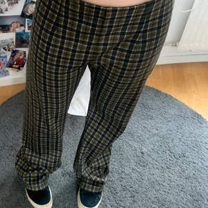 Rutiga kostymbyxor - Säljer att par assnygga rutiga kostymbyxor!De är ganska långa på mig som är 1,63. Går att vika ner de om man vill ha de lågmidjat. Möts upp eller fraktar🥰