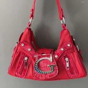 Guess väska - Söt röd guessväska ❤️ troligtvis fake, buda i kommentarerna (avslutas på fredag kl 15) elr köp dirket 210 inkl frakt (spårbar)