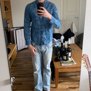 Skjorta från Lee - En Lee skjorta i storlek small sitter true to size. Har vanligtvis medium och är 190. Cond 9/10, nypris ca 700kr 