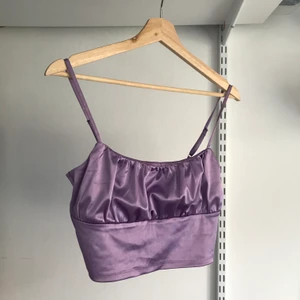 Lila topp - Lite skimrande lila topp från H&M, perfekt för sommaren💕 skriv för fler bilder! Köparen står för frakten.