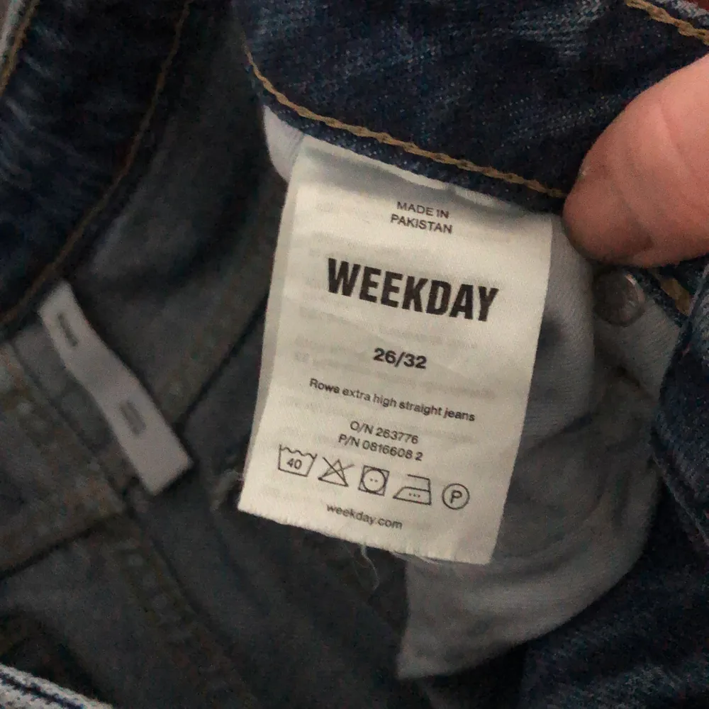 Jeans från weekday i modellen Rowe. Storlek 26/32. Köparen står för frakten. Jeans & Byxor.