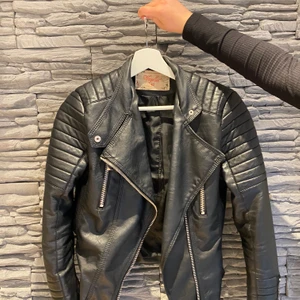 Skinnjacka  - Använd fåtal gånger. Från Chiquelle. Säljs för 500kr eller bytes mot mindre storlek. (Pris kan diskuteras)