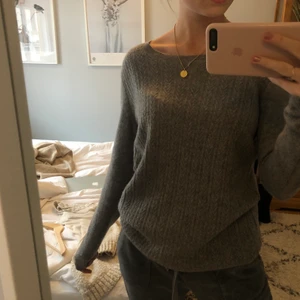 Grå kashmirtröja - Jättefin grå kashmirtröja från twist & tango. 100% kashmir. Lite mönstrad i tyget. Storlek xs men passar större. Jättefint skick🌸🌸