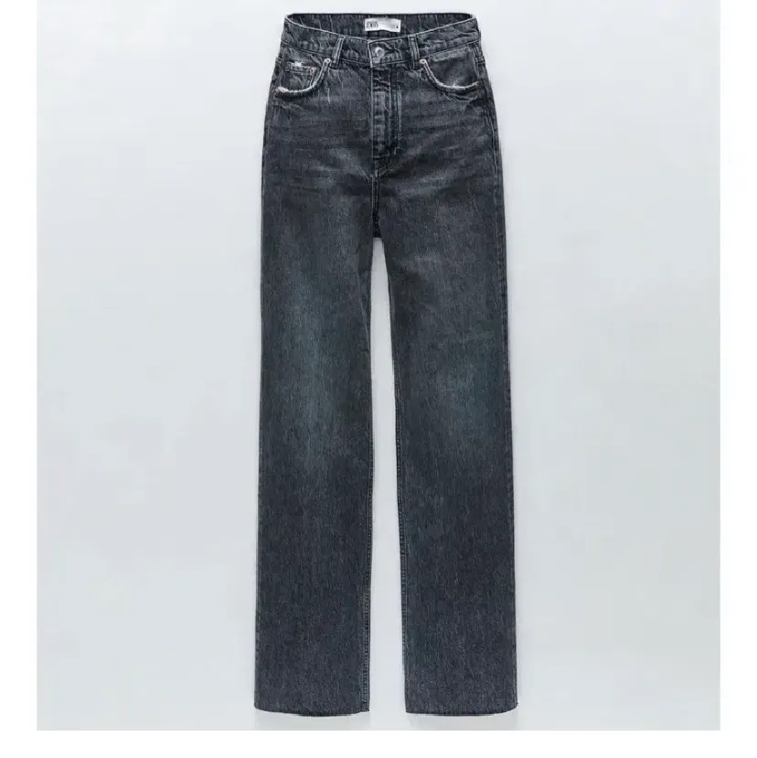 Säljer dessa slutsålda zara jeans med slitningar vid fickorna (de är alltså inte dom gråa zara jeansen som är väldigt högmidjade) utan dessa är normala i midjan skulle jag säga , alltså nånstans mellan lågmidjade och högmidjade!!! Har inte klippt av de så dom är i vanlig längd och passar ända till de som är runt 1,70 !! Men även kortare och du vill ha de lite för långa!! Kund står för frakt (66kr) 💕. Jeans & Byxor.