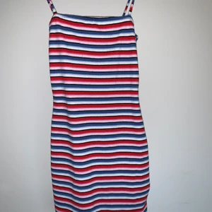 Klänning - Sommarklänning, är i storlek 38 men passar 34-36