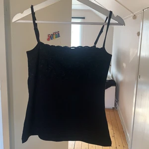 Linne med spets  - Säljer detta snygga linne med spets i st S. Säljer för 100kr + frakt 💞