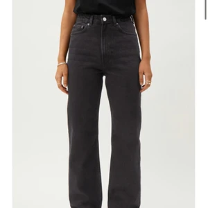 Rowe jeans från weekday! - Klippta nere i kanten, perfekta för någon 160-165 lång!