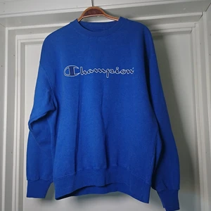Champion sweatshirt  - Äkta vintage champion sweatshirt, mörkblå färg, storlek M. Den är använd och det märks, men den är hel och fin utan noppror eller slitage på trycket💙