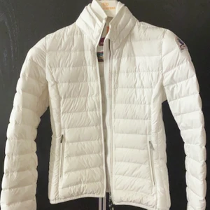 Parajumpers jacka  - Vit parajumpers jacka. Kvitto finns ! Nypris 4200kr. 