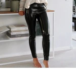 Lack byxor - Storlek 34-38 ( den är lite stretchig vid midjan ). Slutar vid ankeln för mig som är 167cm lång. För fler frågor skriv i DM❤️