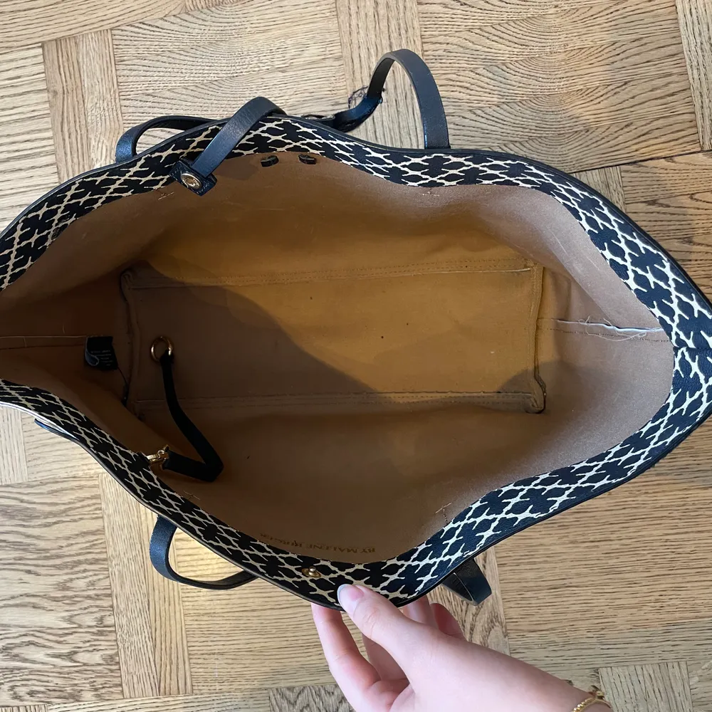 Abi printed tote bag från By Malene Birger. Nypris 2599 kr. Har ej kvar dustbag. Väskan har slitningar på handtagen, annars i fint skick. Säljer för 600 kr. . Väskor.