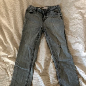 Gråa jeans  - Gråa raka jeans med medelhög midja från bershka. Fint skick. Storlek 38, men passar mig som har storlek 36. 