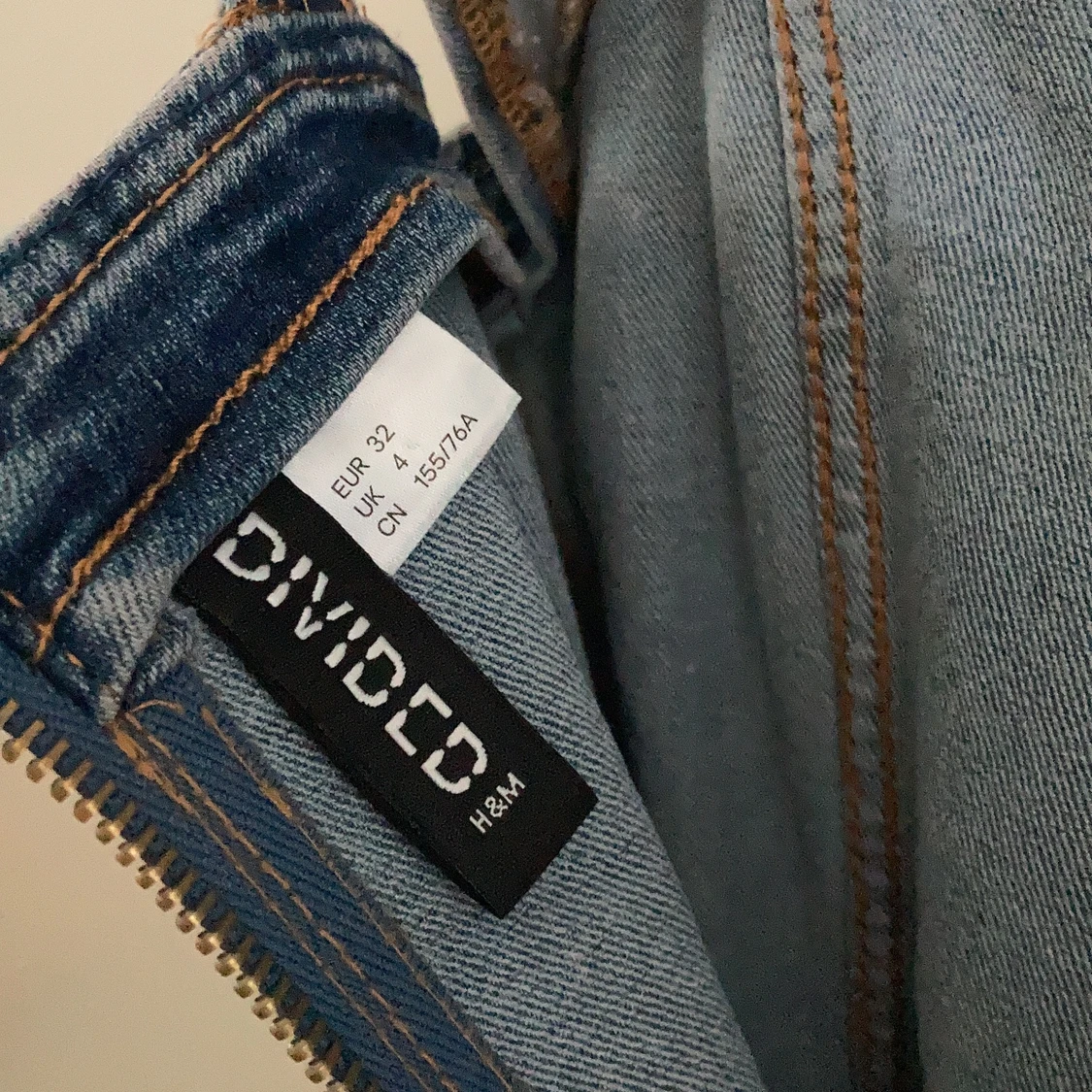 Klänning från hm sitter tight o bra i strl 32 jag är väldigt smal men sitter bra ändå! - 91