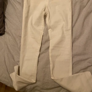 Vita jeans från lager 157  - Säljer dessa fina vita jeansen med en jättefin passform! Dem är lite långa för mig som är 170-172 cm ungefär, men dem går att vika upp, de blir fint med! Strl S. Köparen står för frakten. 