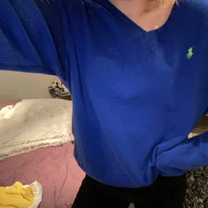 Blå Ralph lauren tröja - Supersnygg tröja från Ralph Lauren som passar så bra nu till våren. Underbar blå färg!